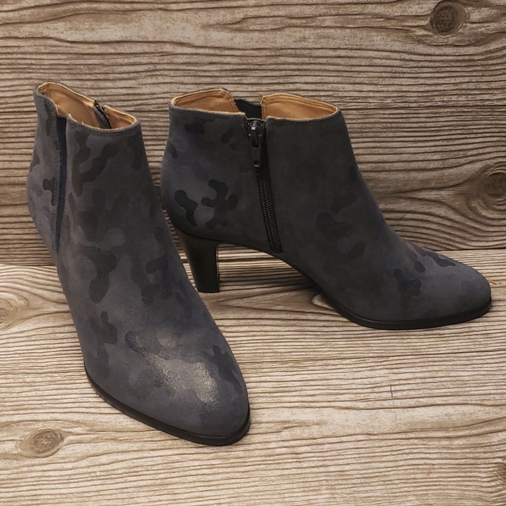 Club Nico blue/gray camouflage print suede woman heel boots size 6